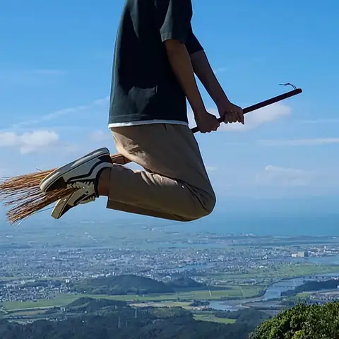 箒🧹 で空🏞 を飛ぶ🕊  in 朝熊山展望台上空