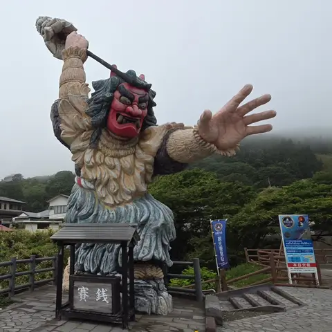 なまはげ立像