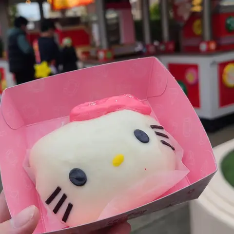 ハローキティまんを買ってウォーターワールドへ