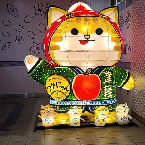 弘前駅（つがにゃん）