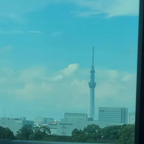 空の色合いと相まってスカイツリーが溶け込んでる