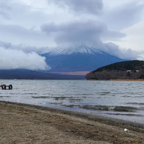 山中湖 with 富士山 under the clouds