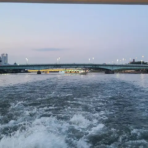 クルーズから撮影する東京の街並み（青空）