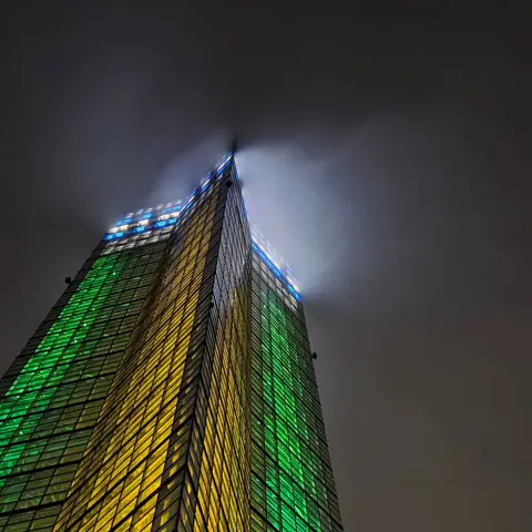 夜のポートタワーセリオン 〜濃霧の秋田〜