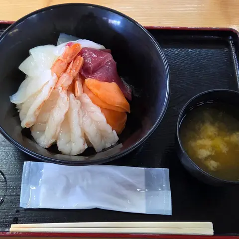 塩釜水産仲卸売場 マイ海鮮丼盛り