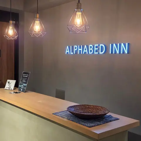 ᗩᒪᑭᕼᗩᗷᗴT INN