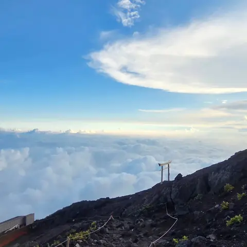 登って雲を超えた瞬間 in 富士山